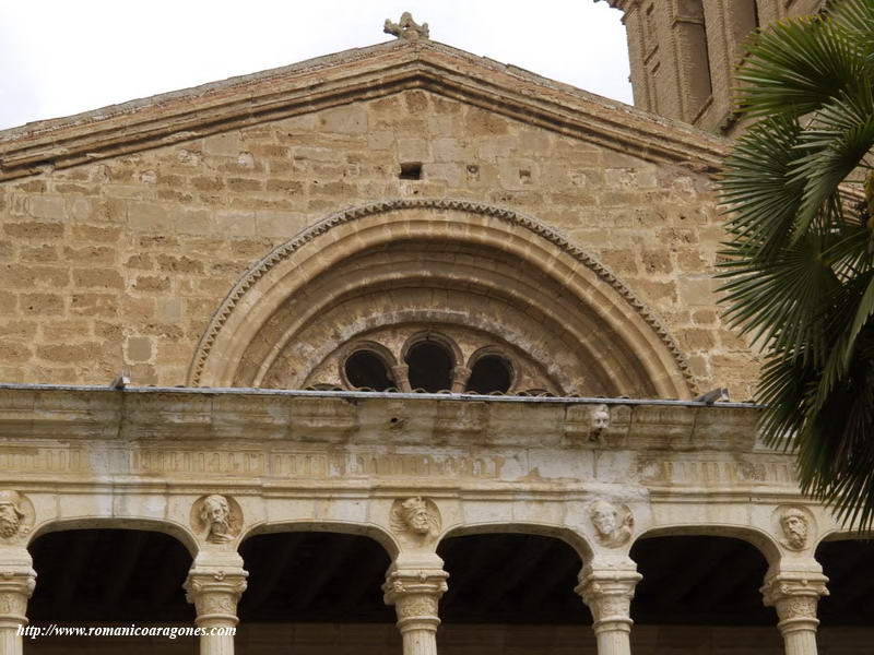 HASTIAL DEL REFECTORIO DE MONJES SOBRESALIENDO DEL CLAUSTRO